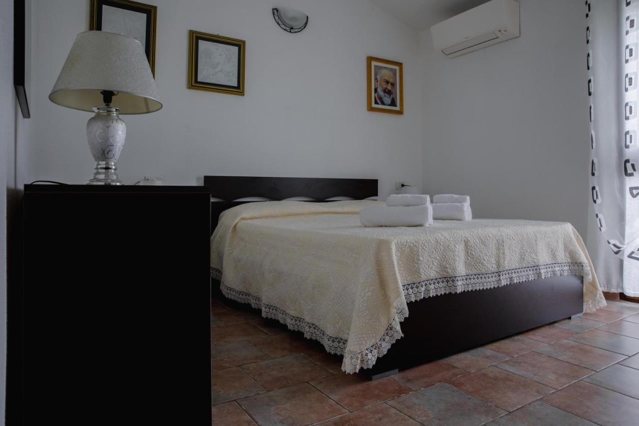 Villa Le Residenze Di Baia Sant'Anna Tanaunella Exterior foto