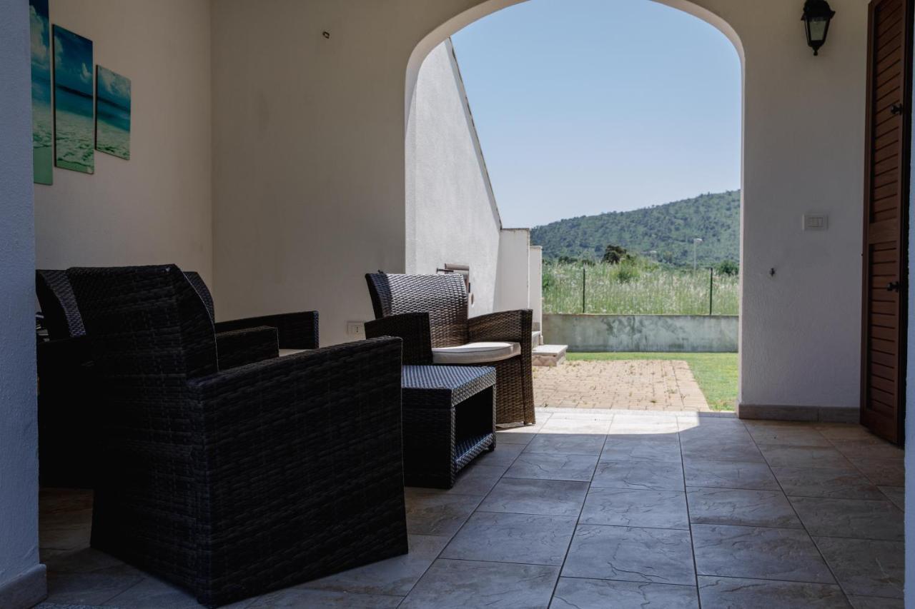 Villa Le Residenze Di Baia Sant'Anna Tanaunella Exterior foto