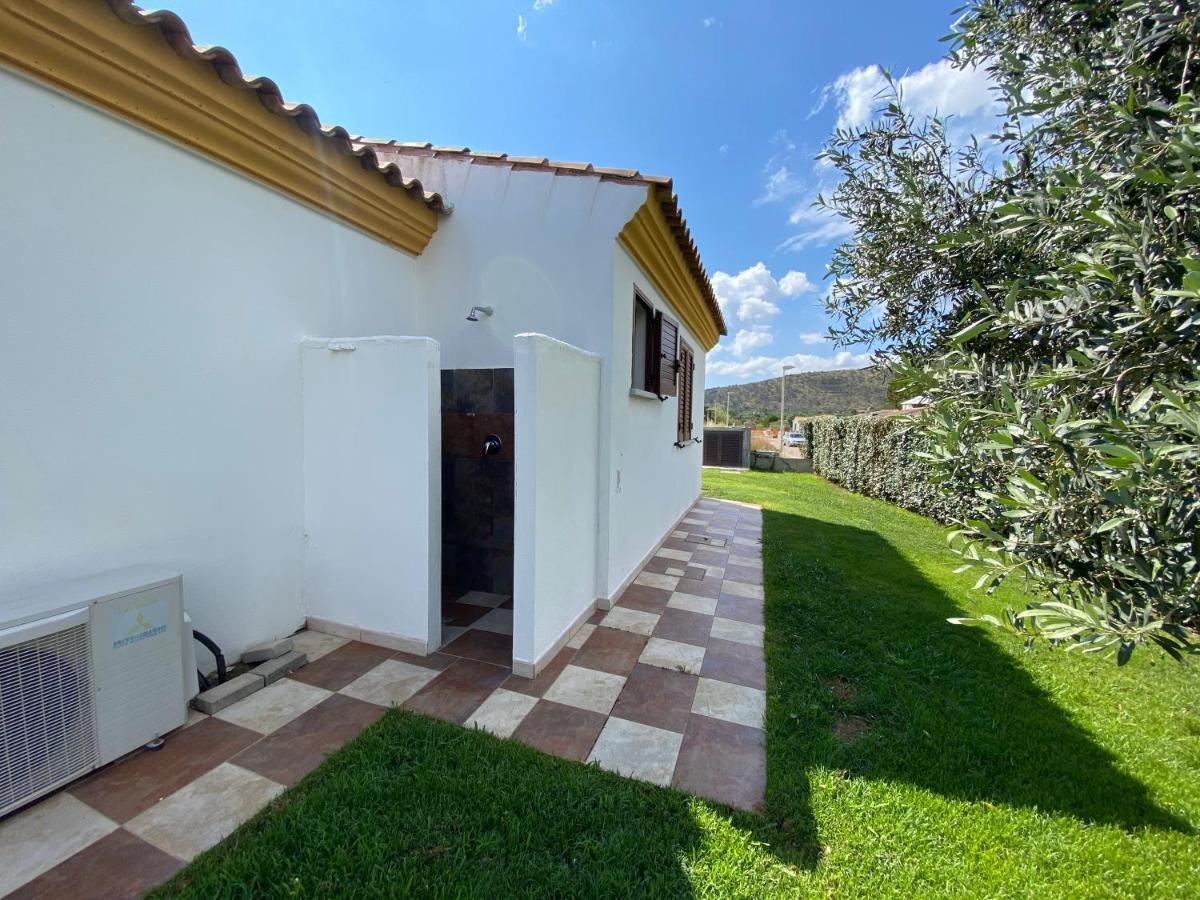 Villa Le Residenze Di Baia Sant'Anna Tanaunella Exterior foto
